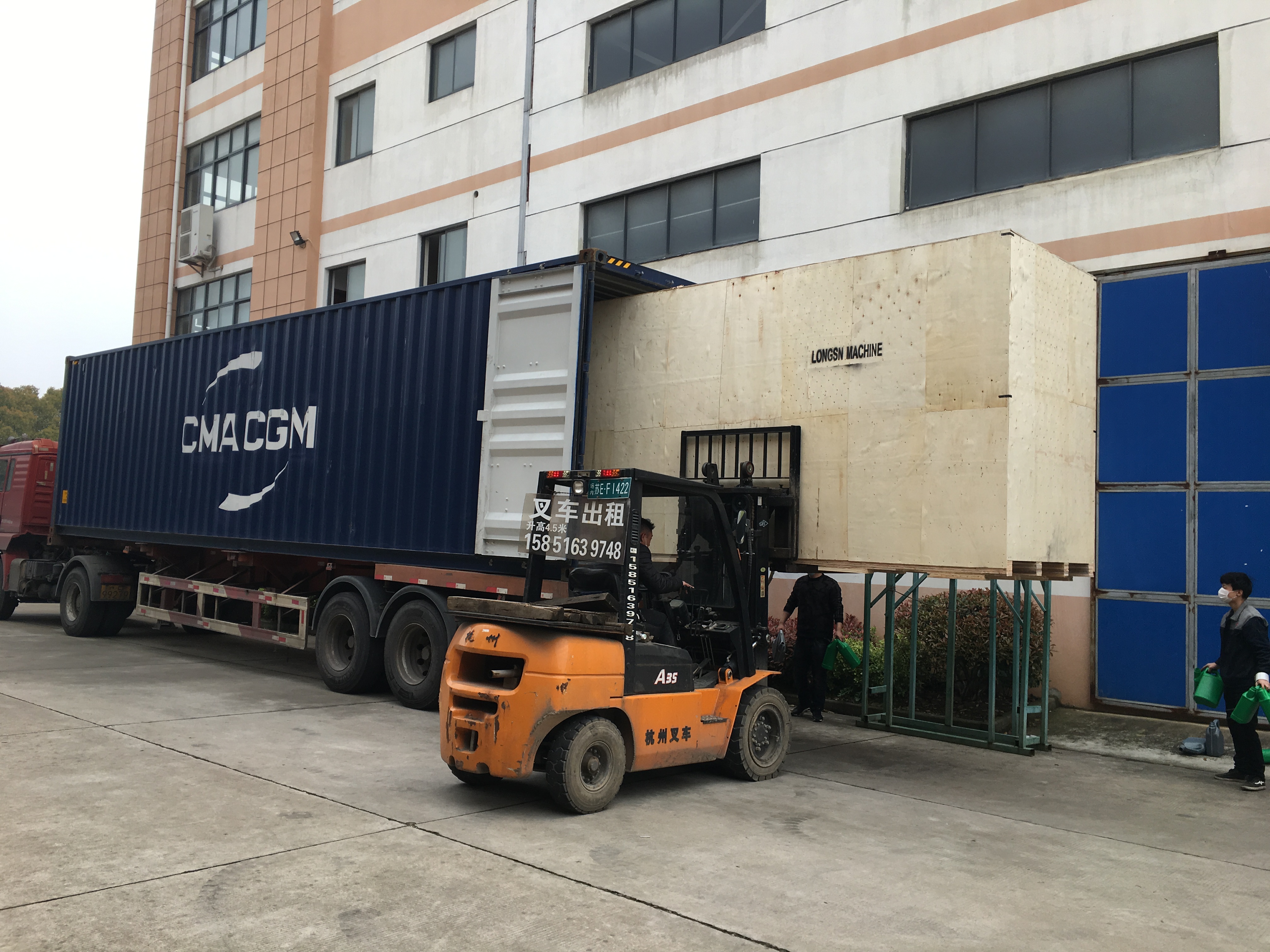 Machine d'insertion du capuchon