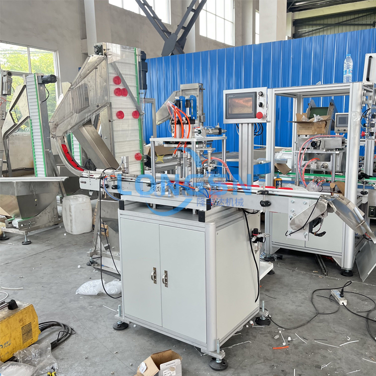 Machine d'assemblage de capuchon en plastique