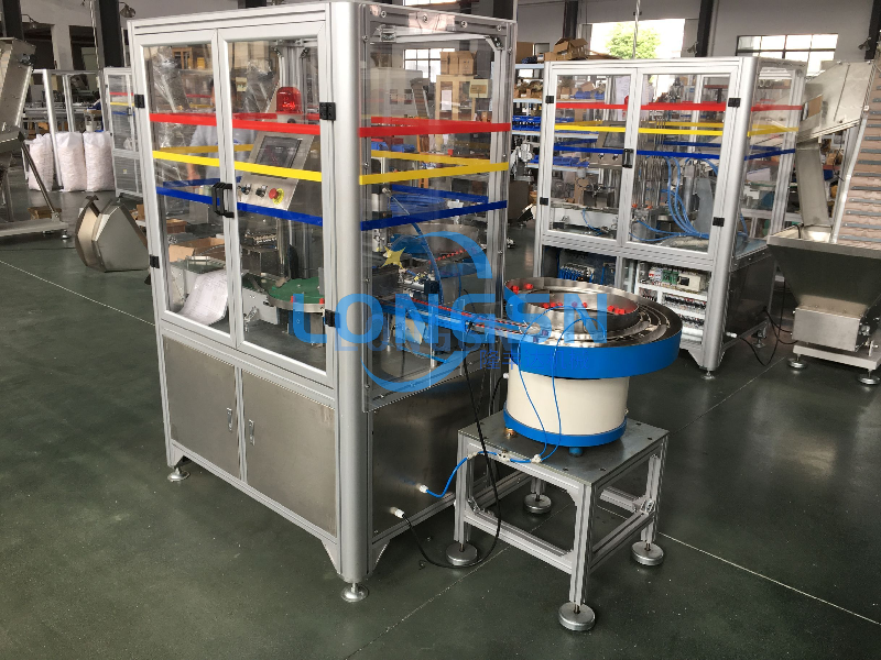 Machine d'assemblage du capuchon de pull pousse