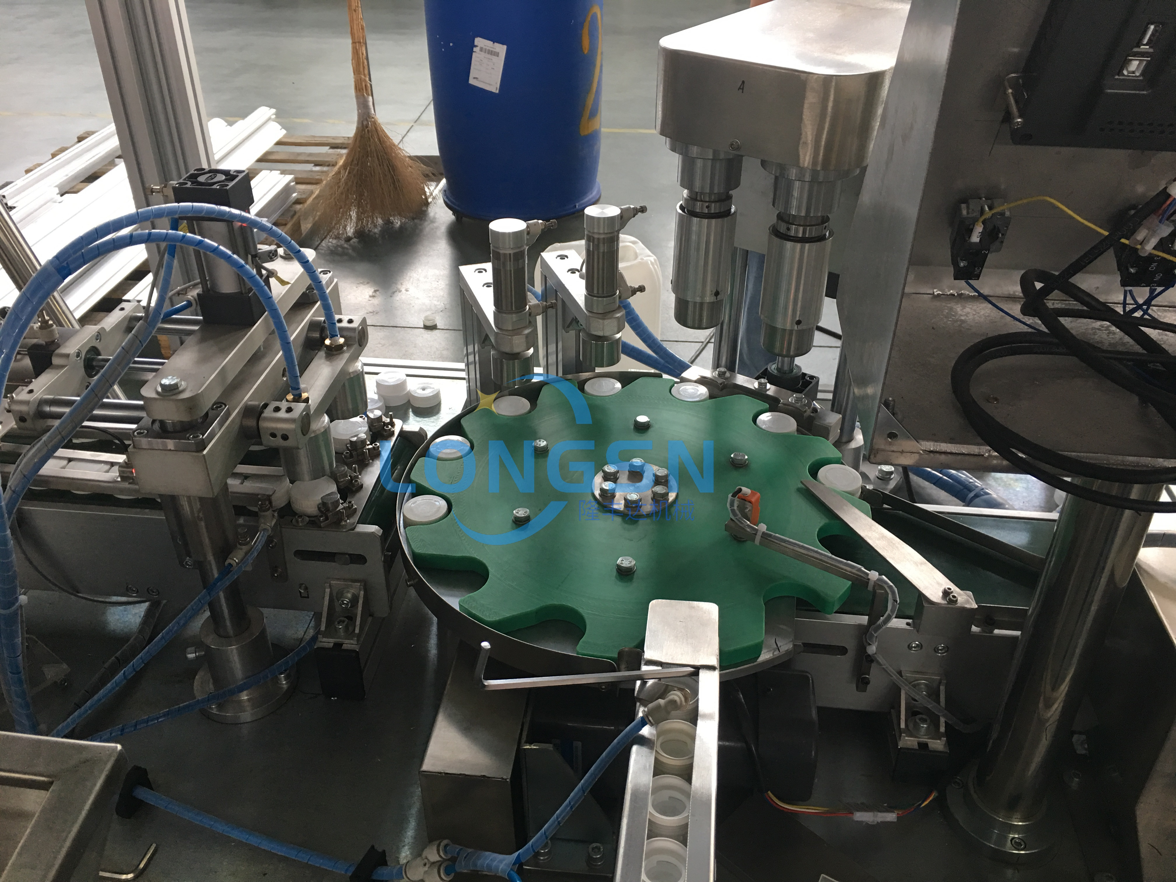 Machine d'assemblage de capuchon