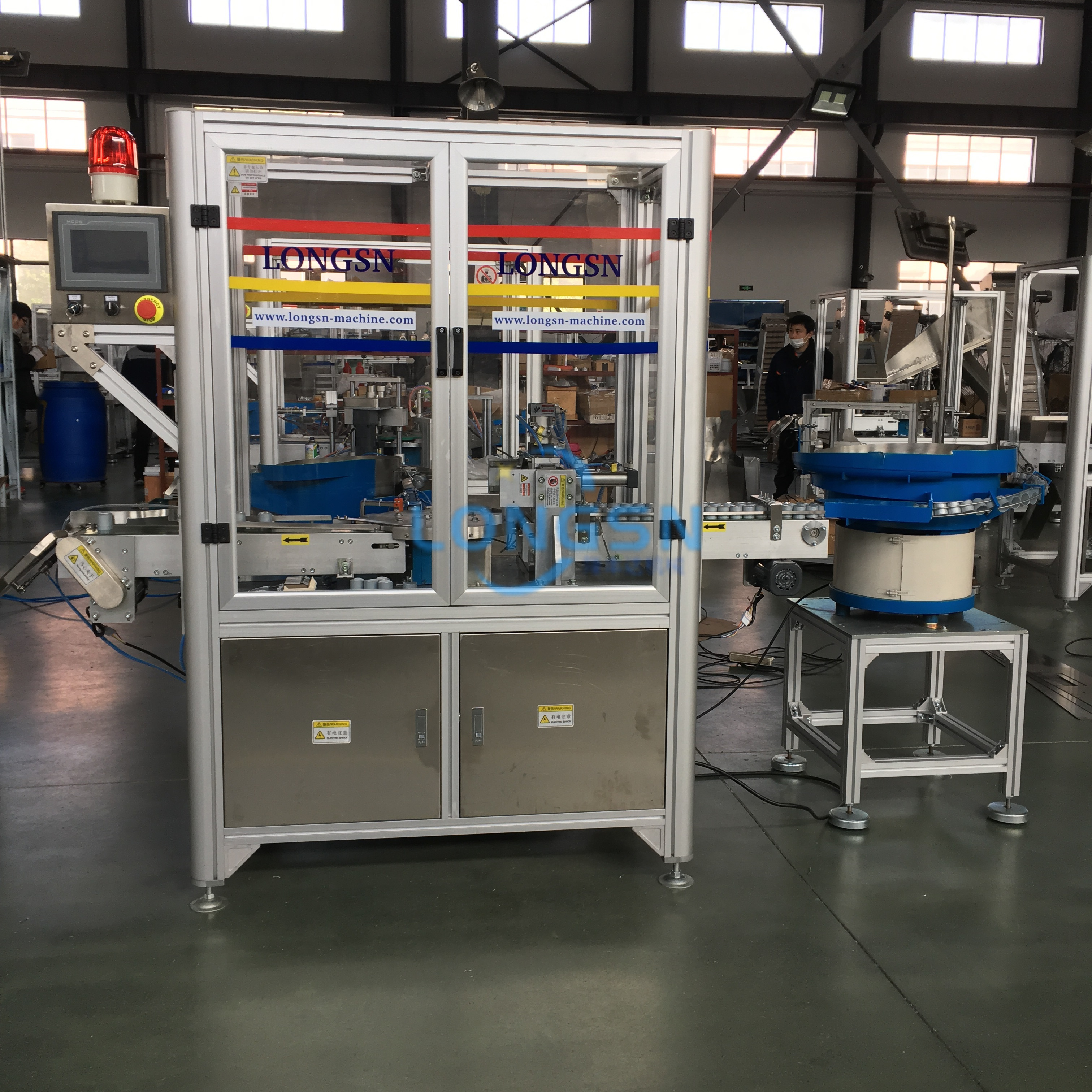 Machine d'assemblage de capuchon de sport