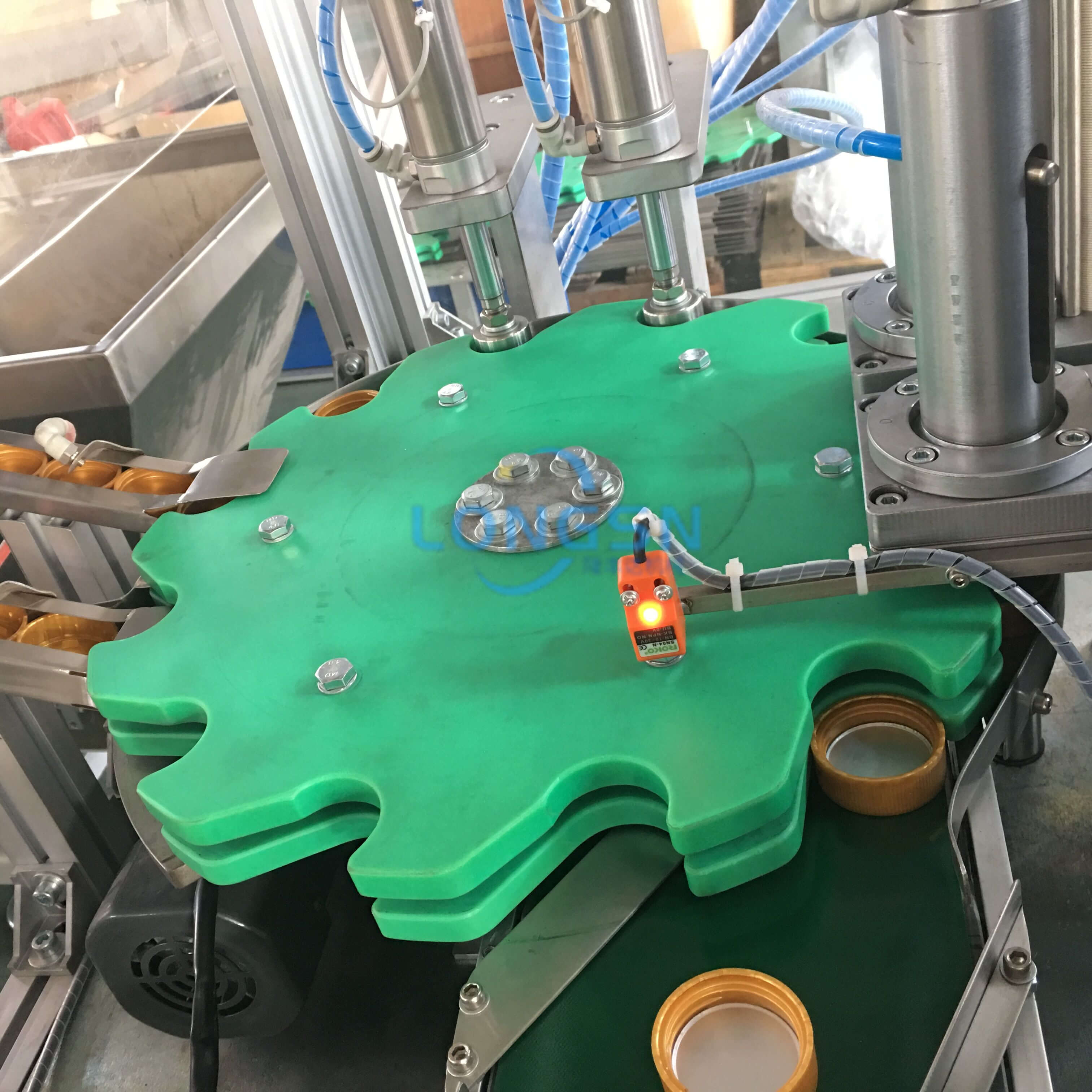 Machine d'assemblage de doublure du capuchon4