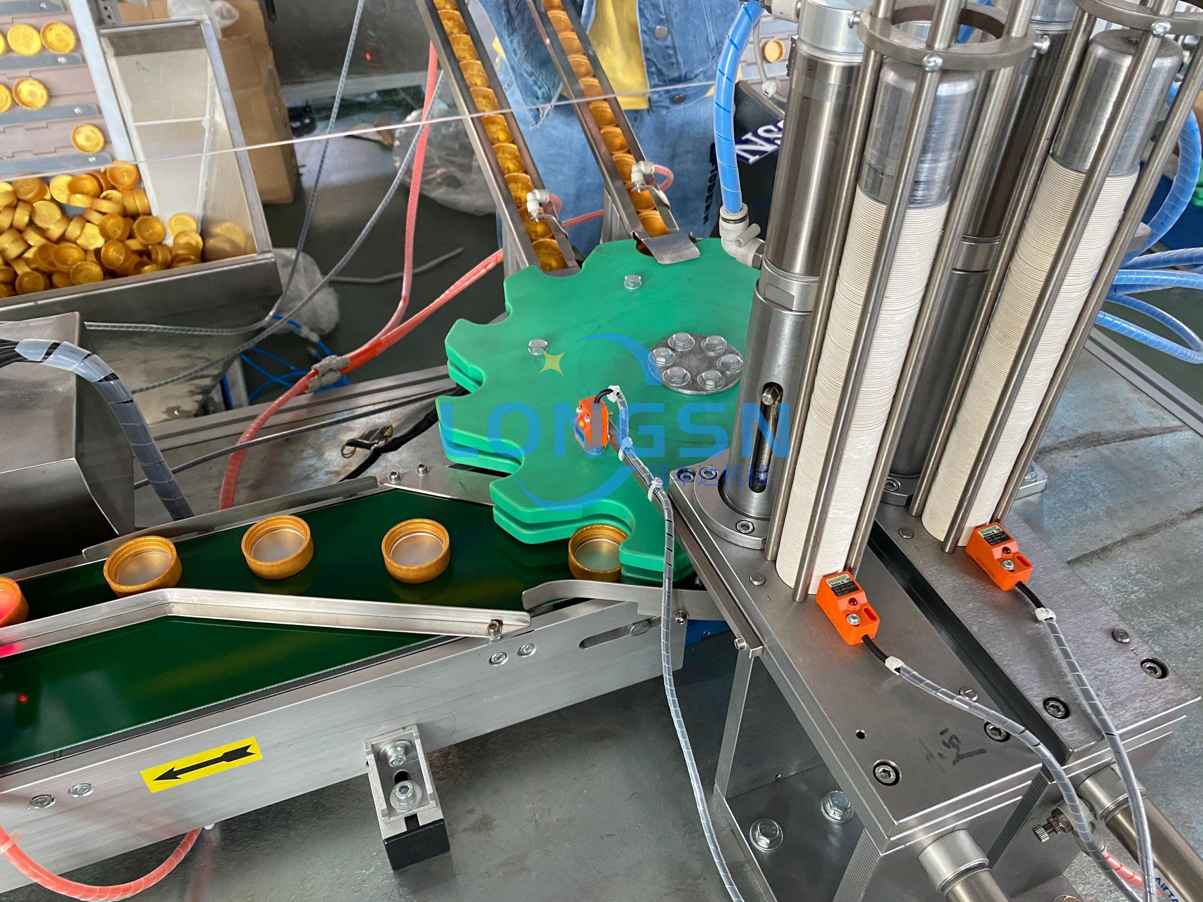 Machine de doublure de capuchon