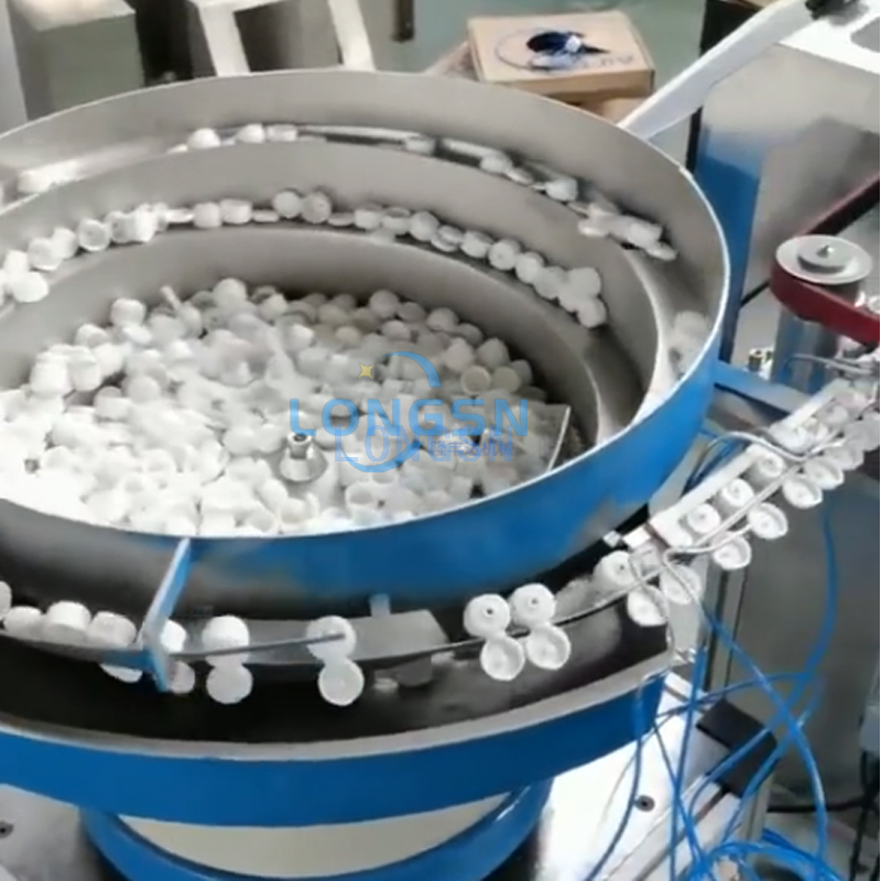 Machine de fermeture automatique d'assemblage de capuchons rabattables en plastique