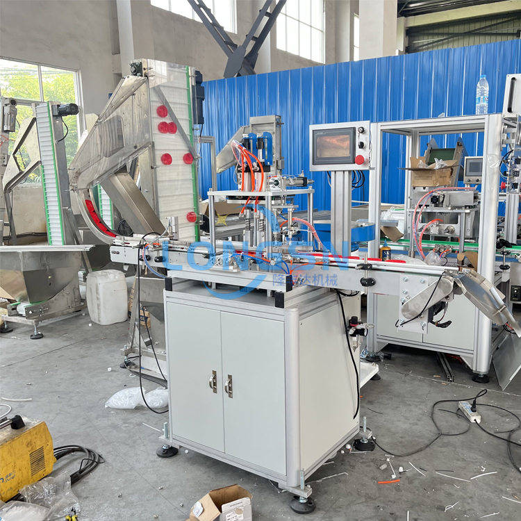 Machine d'assemblage de capuchon en plastique