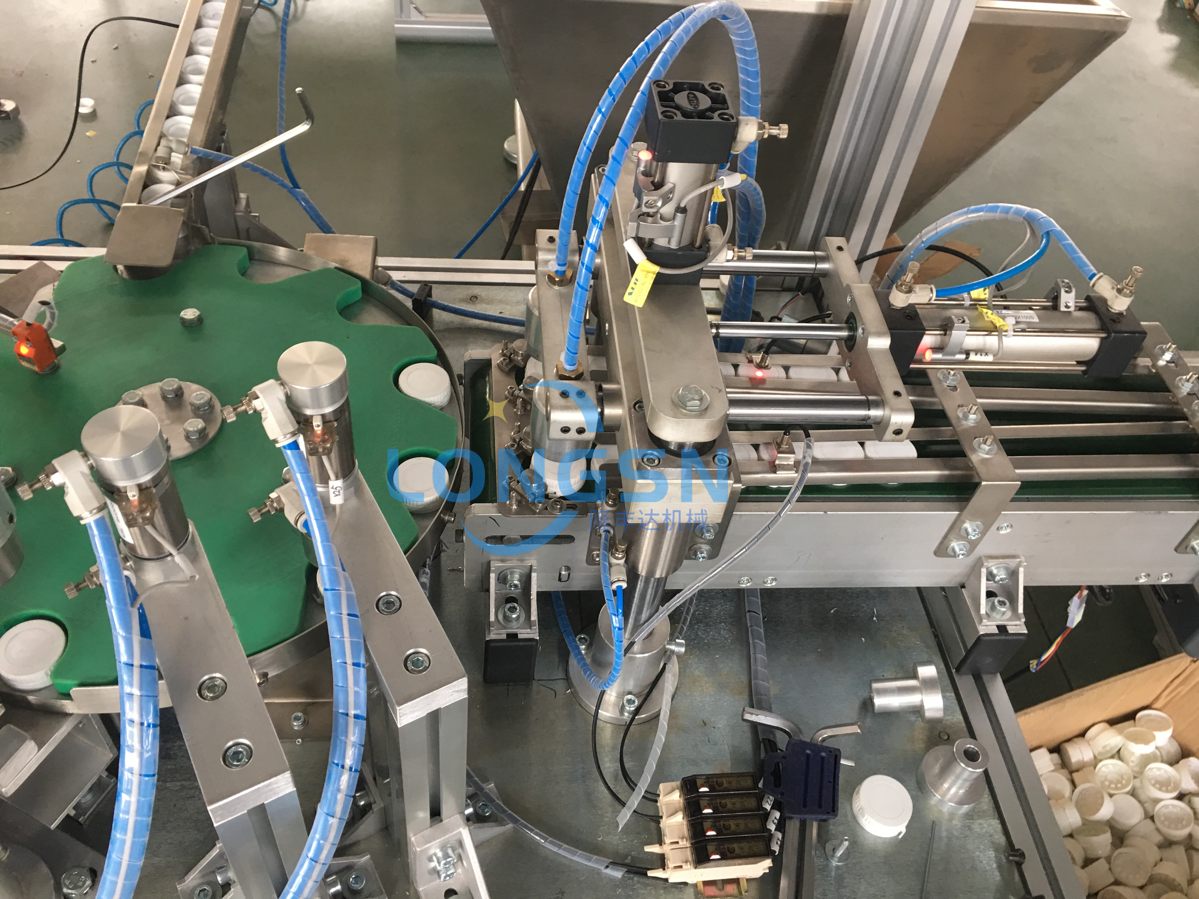 Machine d'assemblage de capuchon