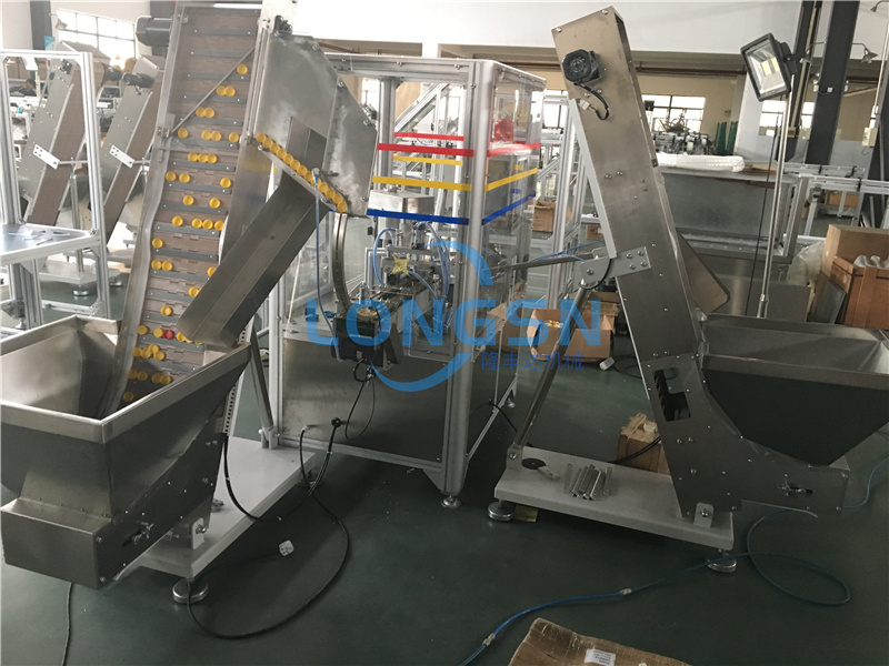 Machine d'assemblage du capuchon d'huile