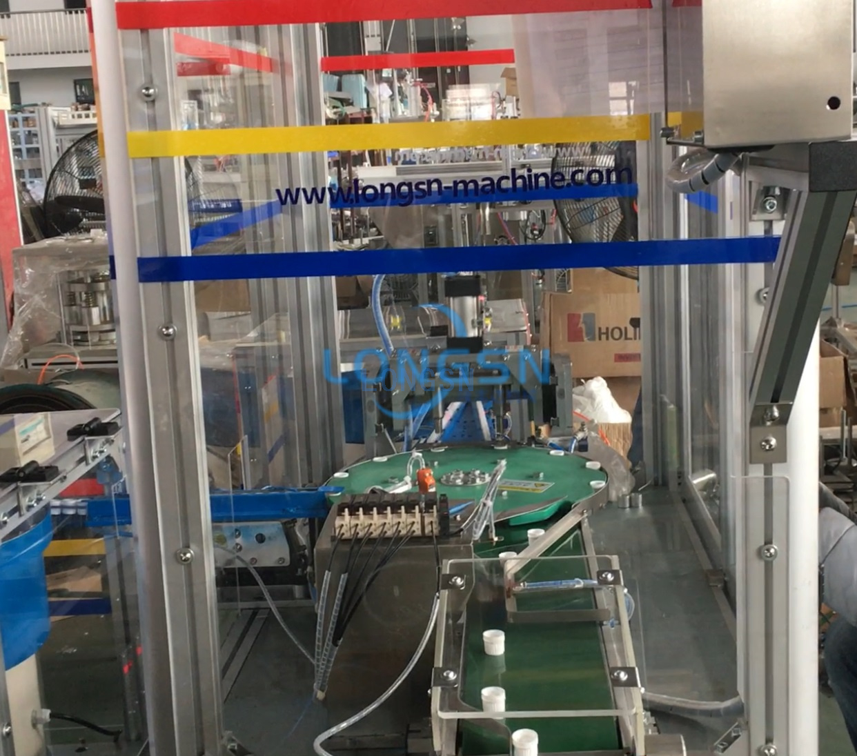 Machine d'assemblage de couvercle de bouteille d'huile à vis en plastique automatique