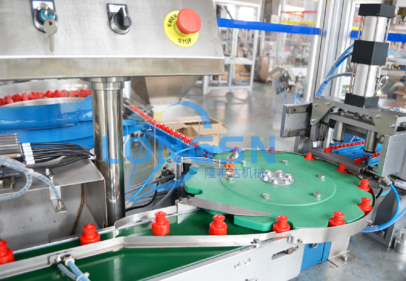 Machine d'assemblage de capuchon