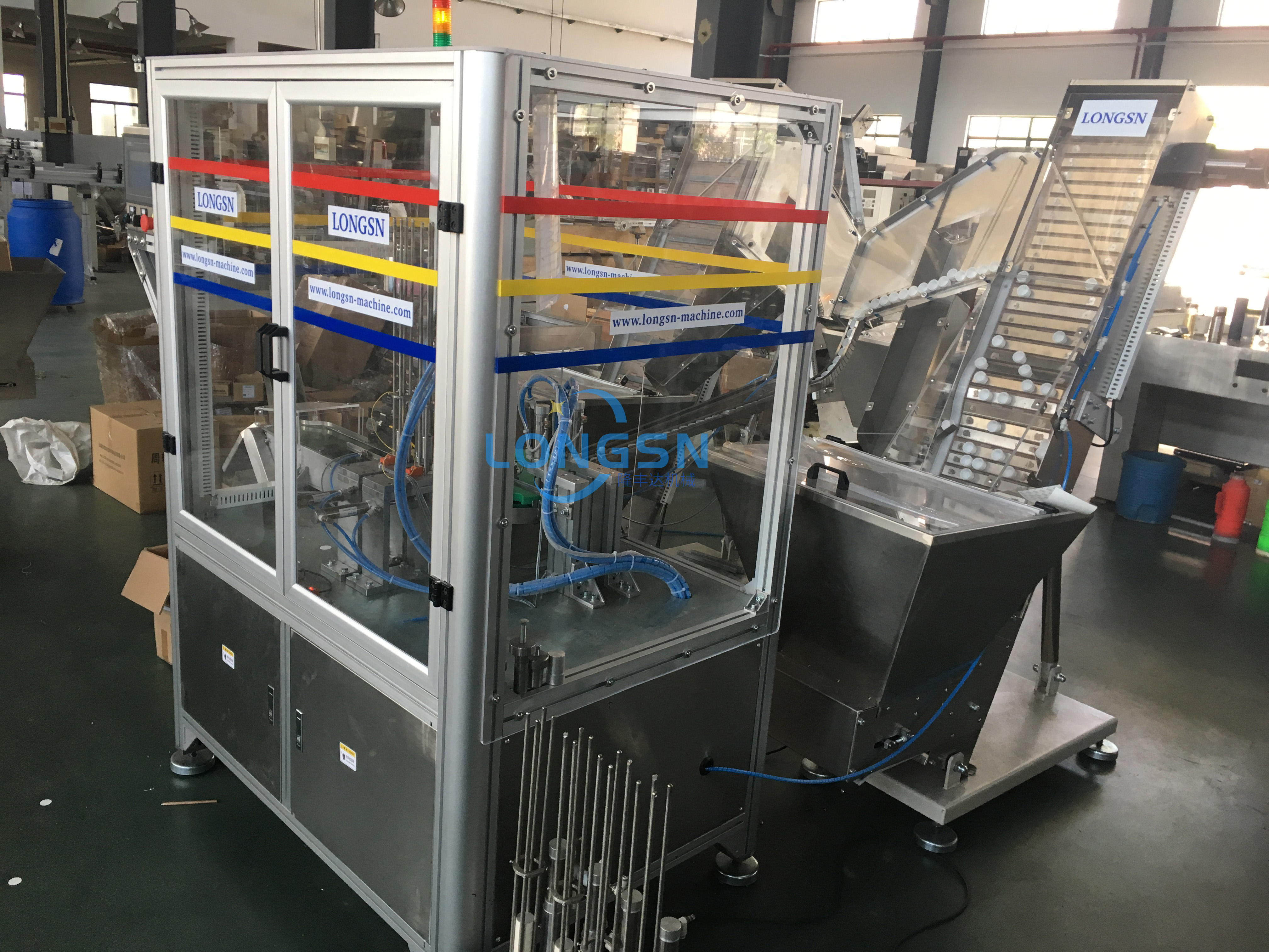 Machine d'insertion de doublure de capuchon