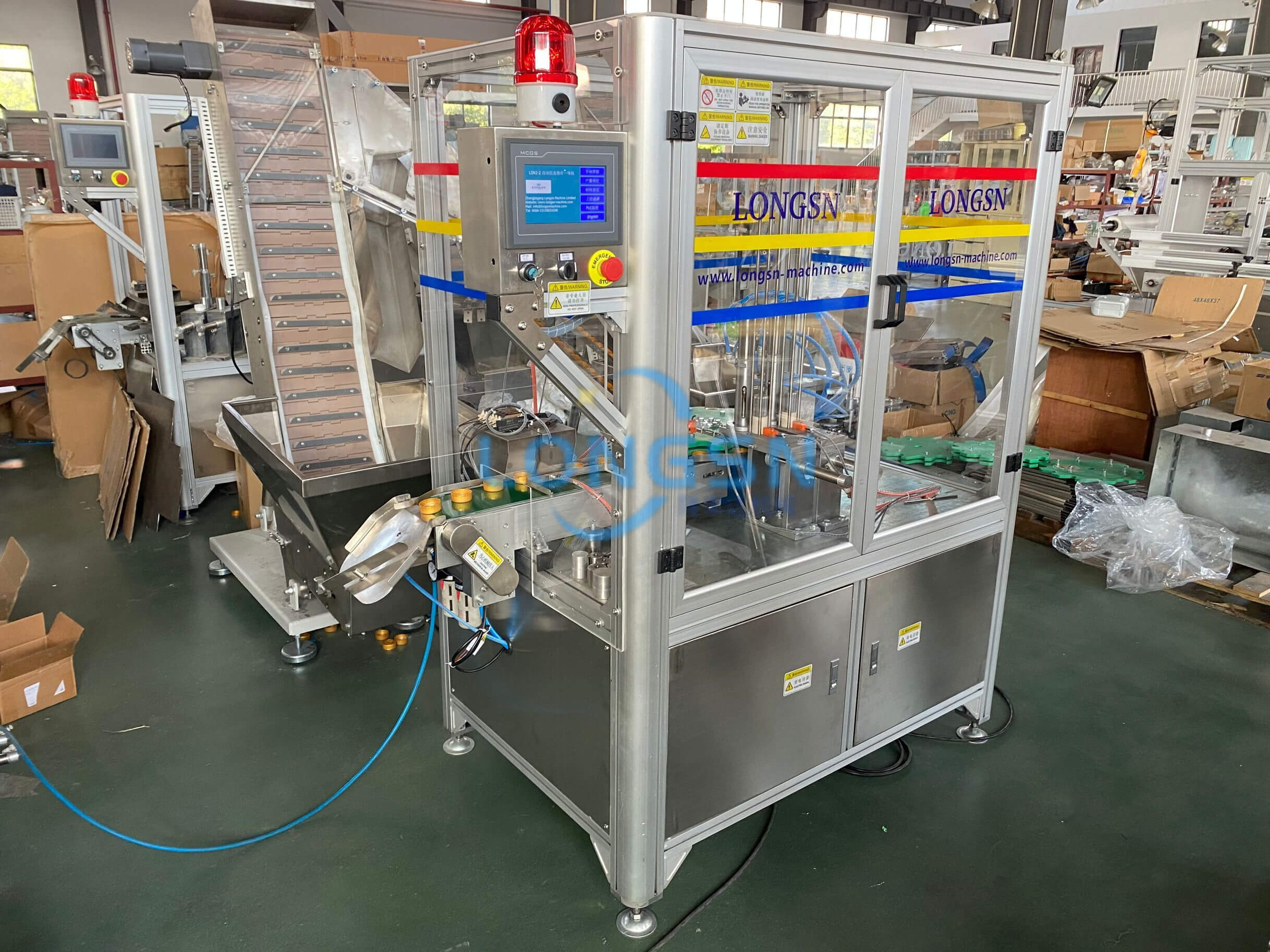 Machine d'assemblage de doublure du capuchon