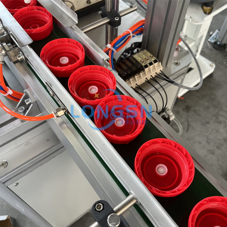 Machine d'assemblage de capuchon en plastique