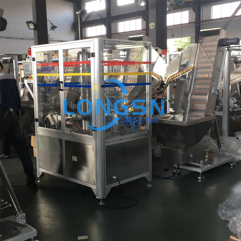 Machine d'assemblage de capuchon &agrave; l'&eacute;preuve r&eacute;sistante